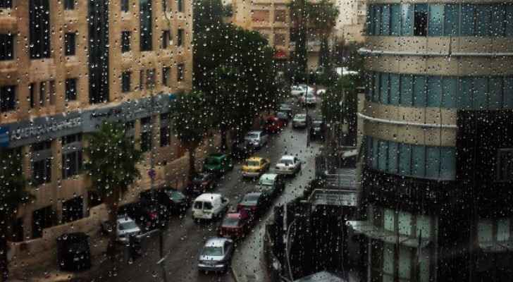الأمطار تتساقط على إربد وعمان (صور)