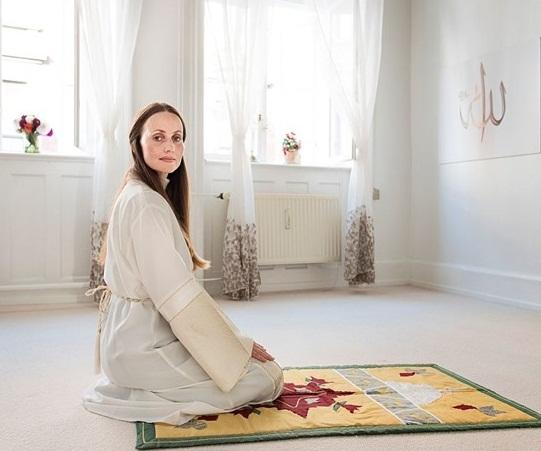 سيدة تعمل إمام مسجد بالدنمارك