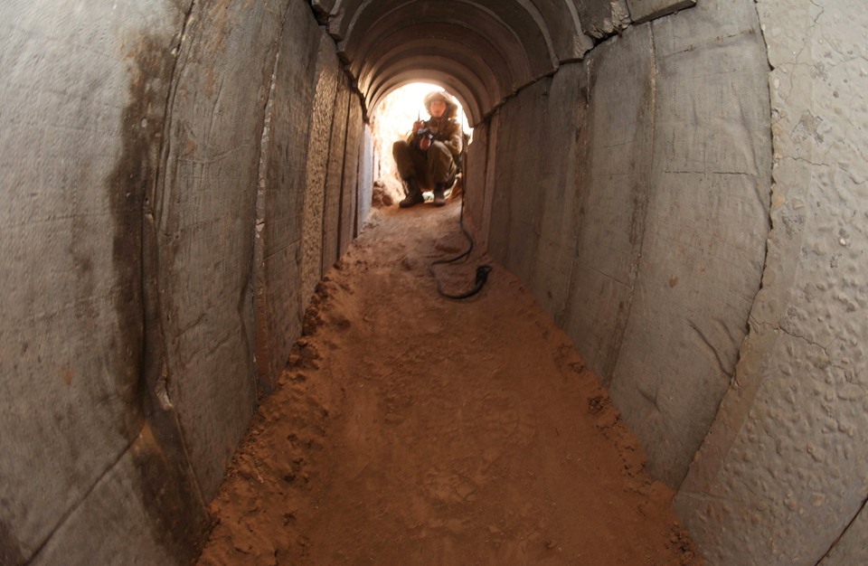 ’إسرائيل‘ تفجّر نفقا بغزة وتحمل حماس