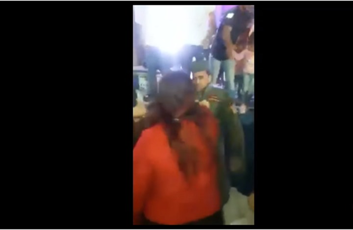 سيدة سورية توجه صفعة لجندي تابع