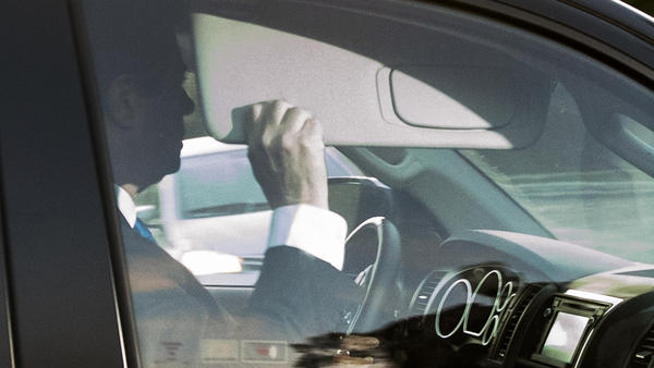 شاهد.. مدير حملة ترمب يسلم نفسه