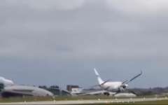 بالفيديو.. قائد طائرة ضخمة يتفادى كارثة