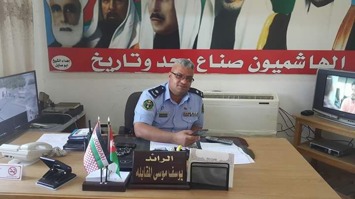 موظف يغيّر صفة شاخصة مرورية بعدما