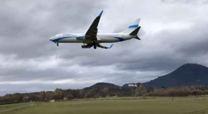 شاهد بالفيديو العاصفة وهي تتلاعب بالطائرة