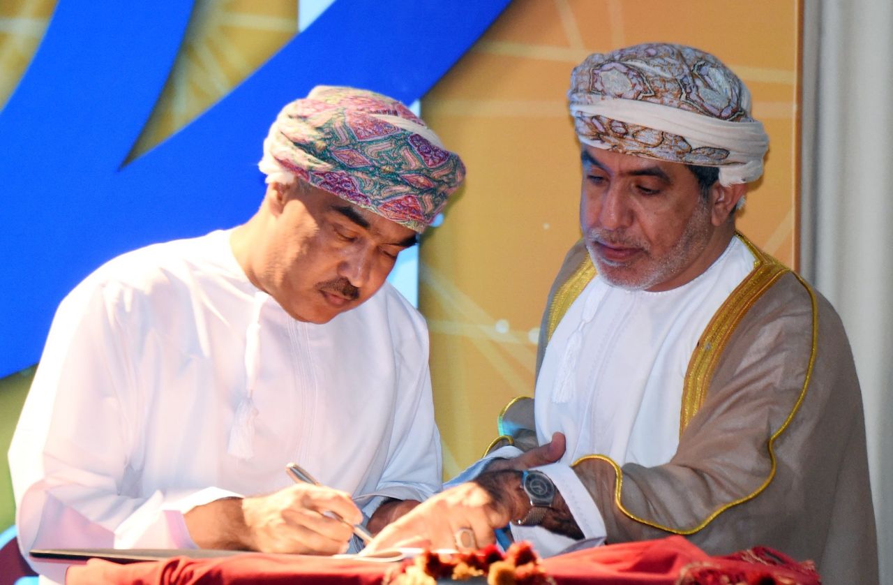 وسائل الإعلام العمانية توقع أول ميثاق