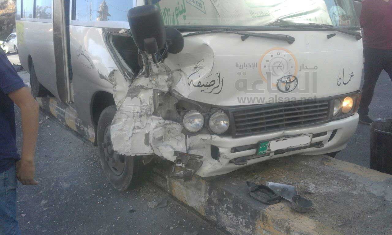 3 اصابات بتصادم باص ’كوستر‘ وسرفيس