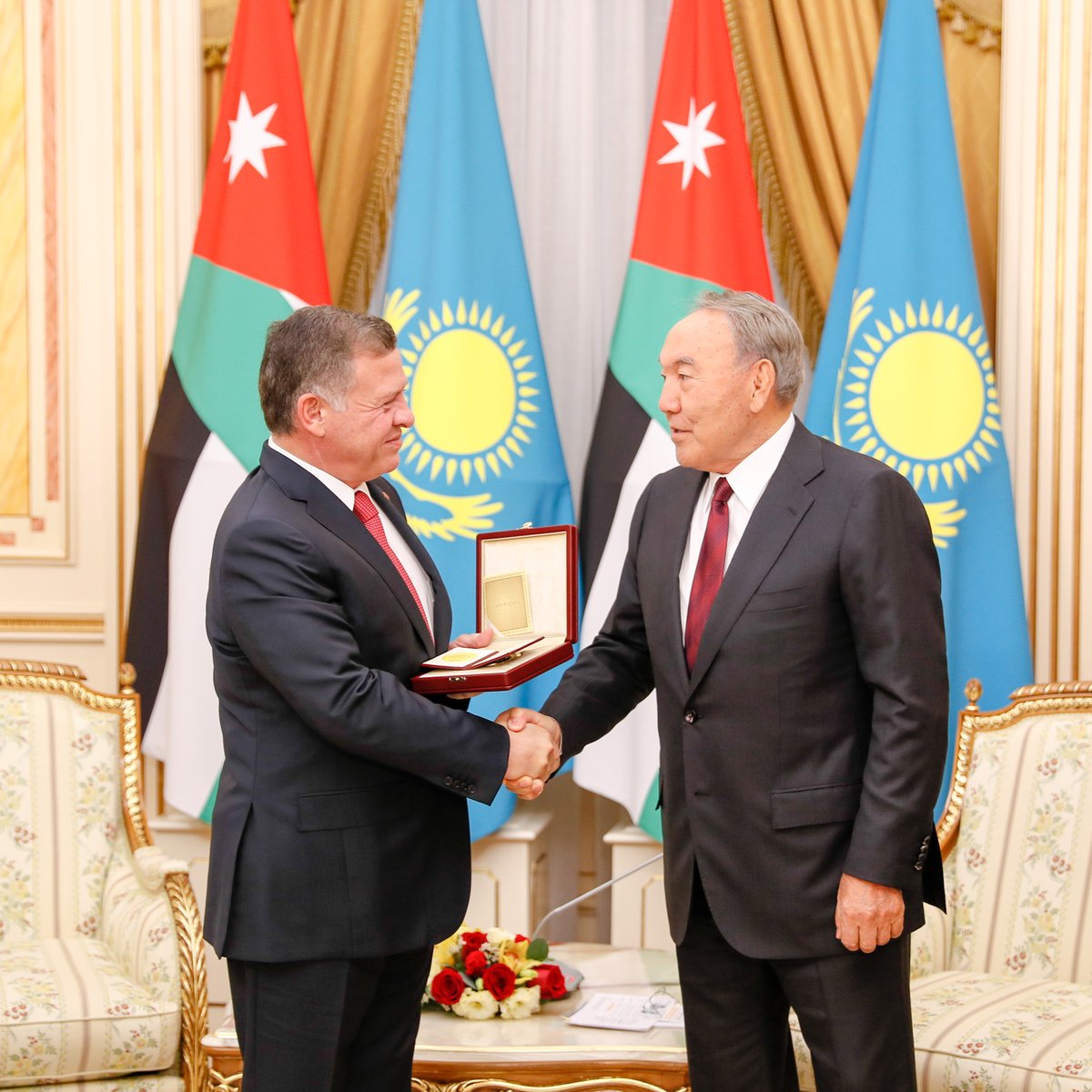 الملك يتسلم جائزة نزارباييف