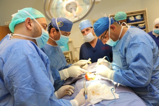 استئصال كتل لحمية من بلعوم طفل