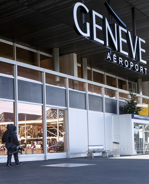 طفلة تخترق إجراءات الأمن في مطار