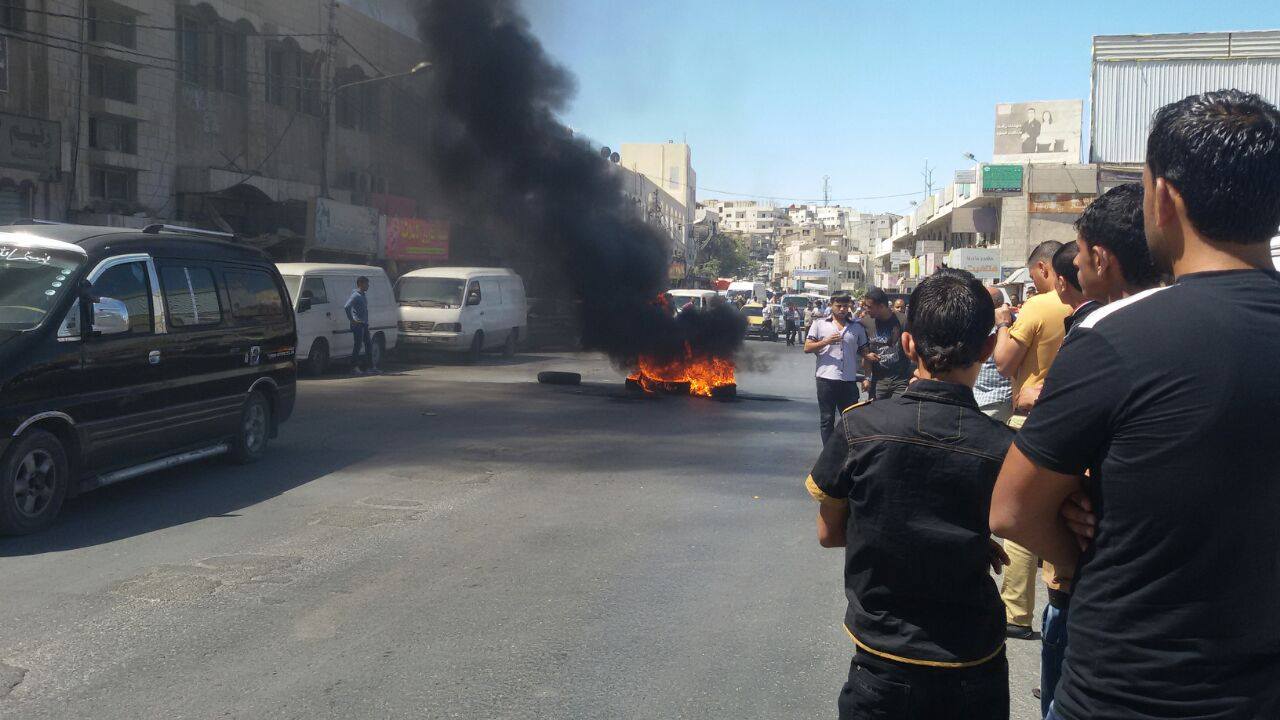 محتجون يغلقون طريق اربد - المفرق