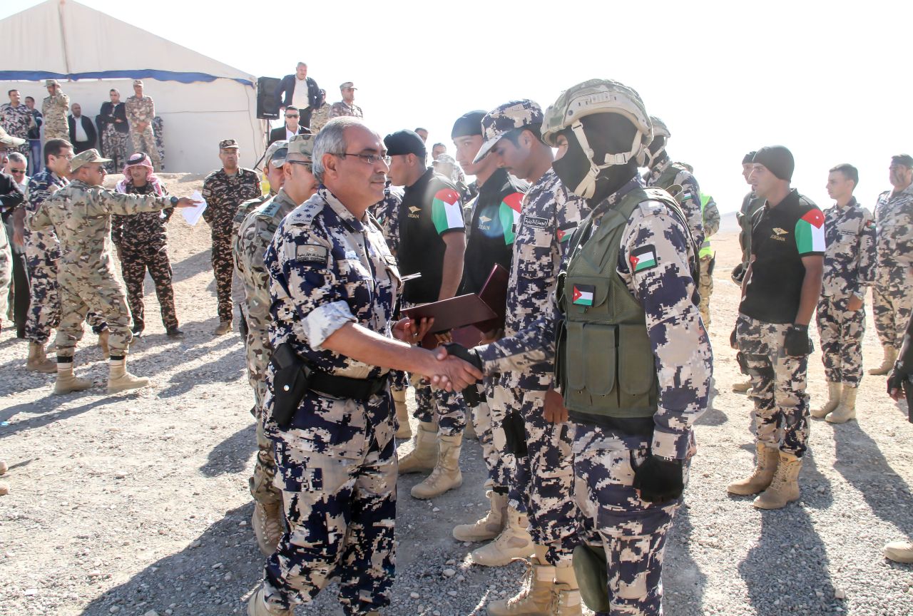 الجمارك الأردنية تخرّج دورة الضبط والربط