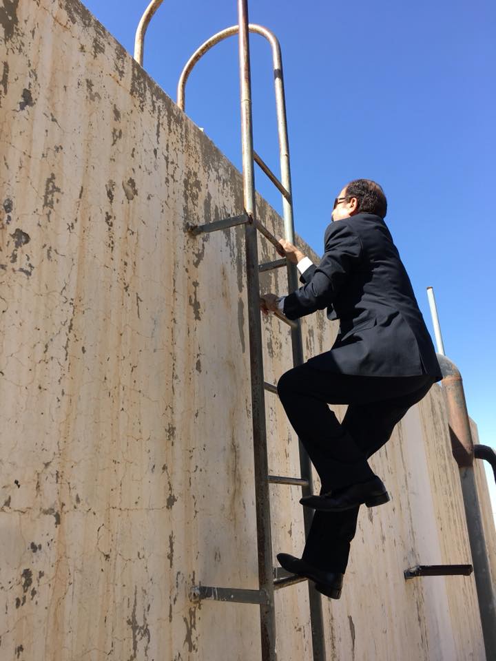 ماذا يفعل هذا المسؤول؟