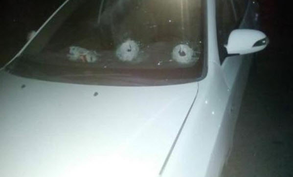 مجهولون يطلقون النار على مركبة ويسلبون