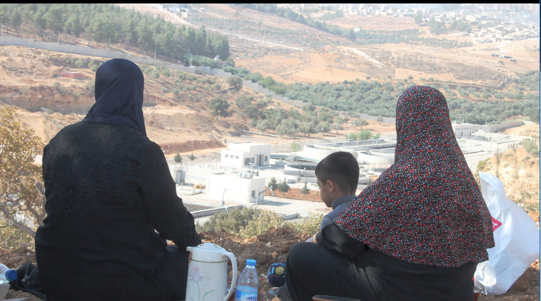 نفايات تلتهم أشجار الأردن