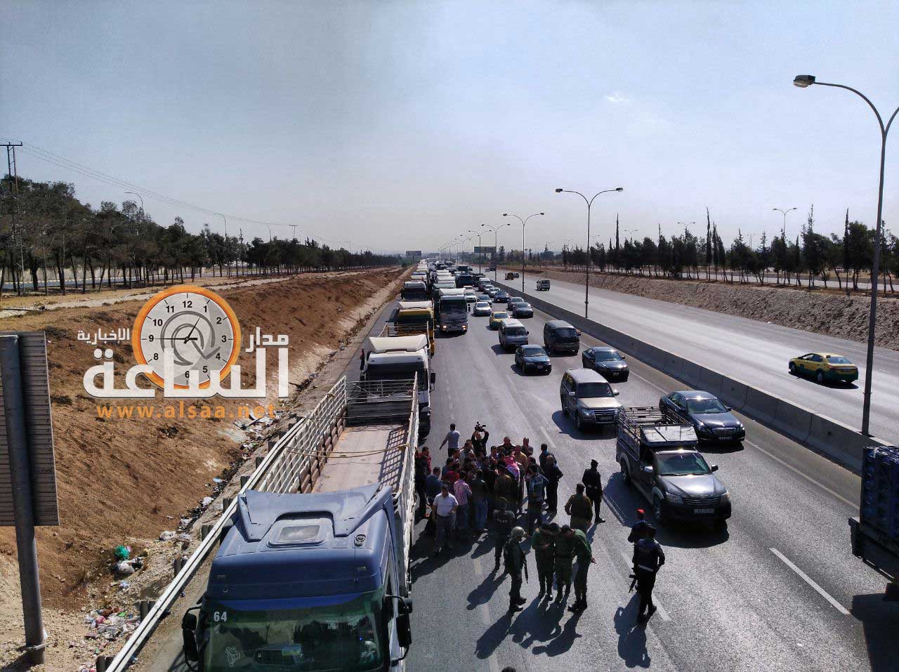 الأمن يغلق الطريق أمام الشاحنات المتجهة