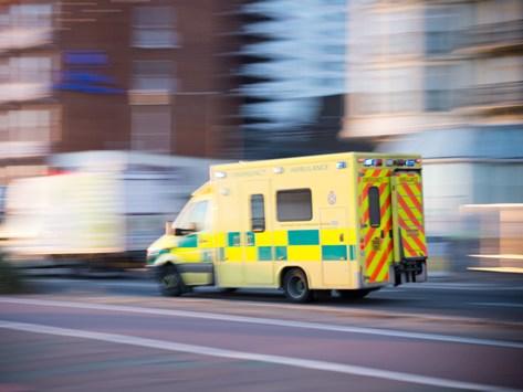 أمريكي يسرق سيارة إسعاف بالمسعفين والمريض