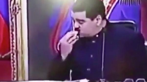 شاهد.. رئيس فنزويلا الجائعة يأكل أثناء