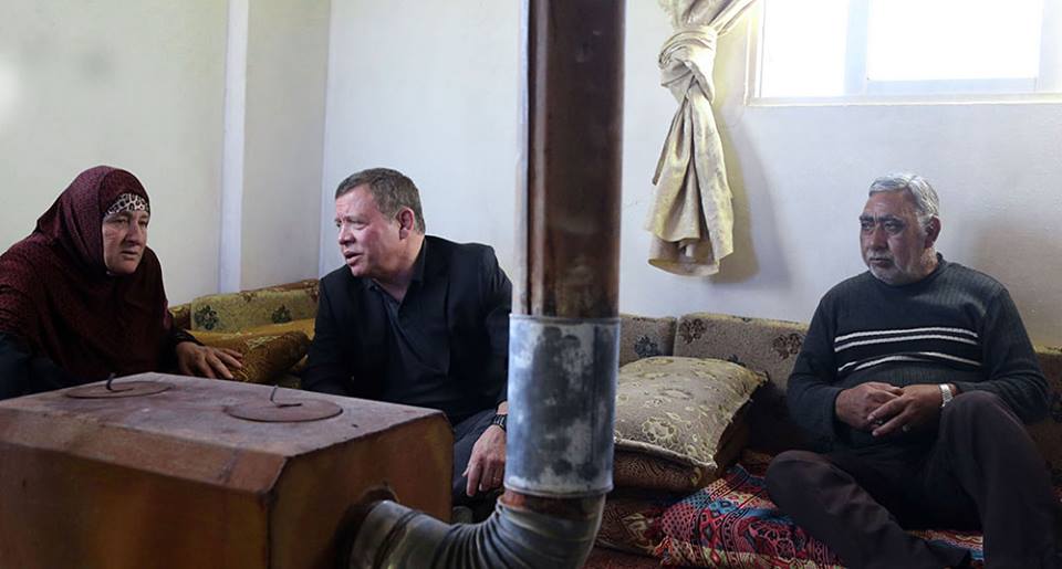 بالصور.. الملك يتفقد أسرة عفيفة في