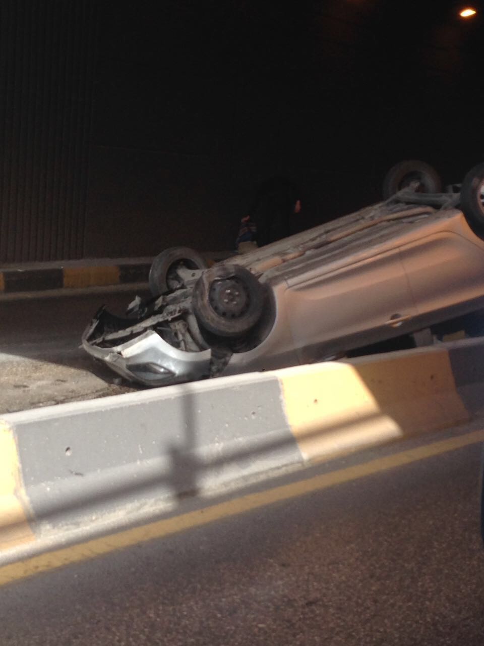 انقلاب سيارة في نفق عبدون يخلف