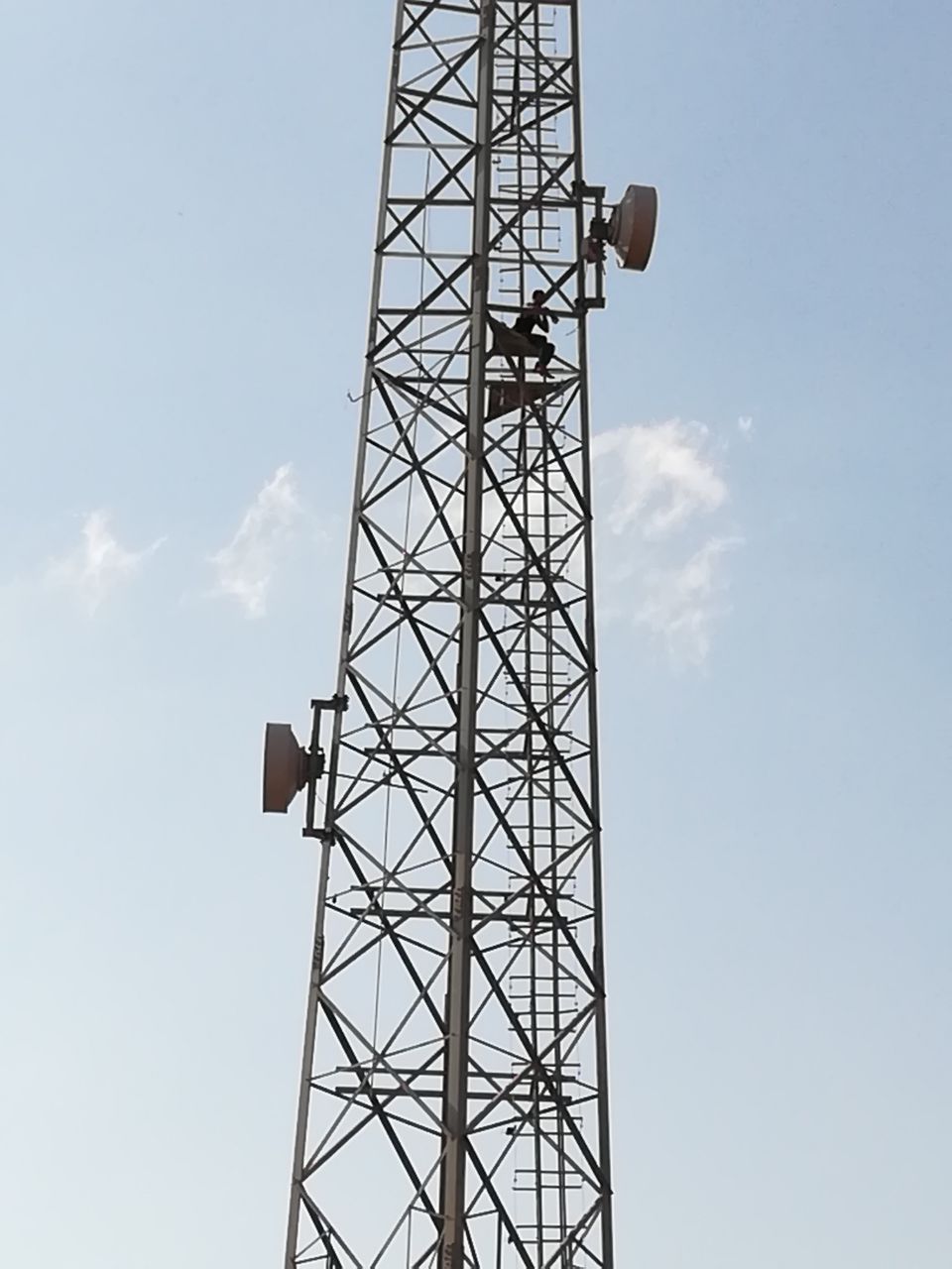 شاب طالب ذويه بشاشة تلفزيونية يهدد