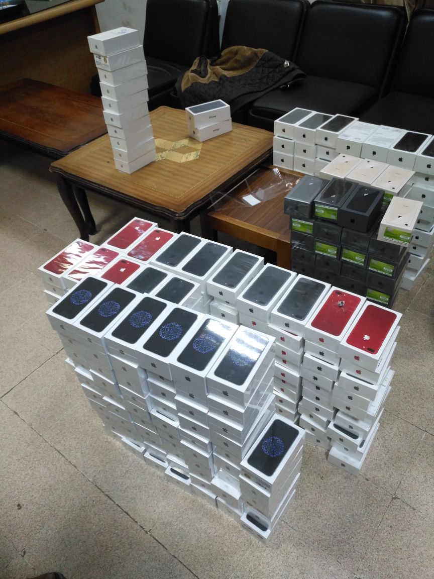 الجمارك تحبط تهريب هواتف ذكية بقيمة