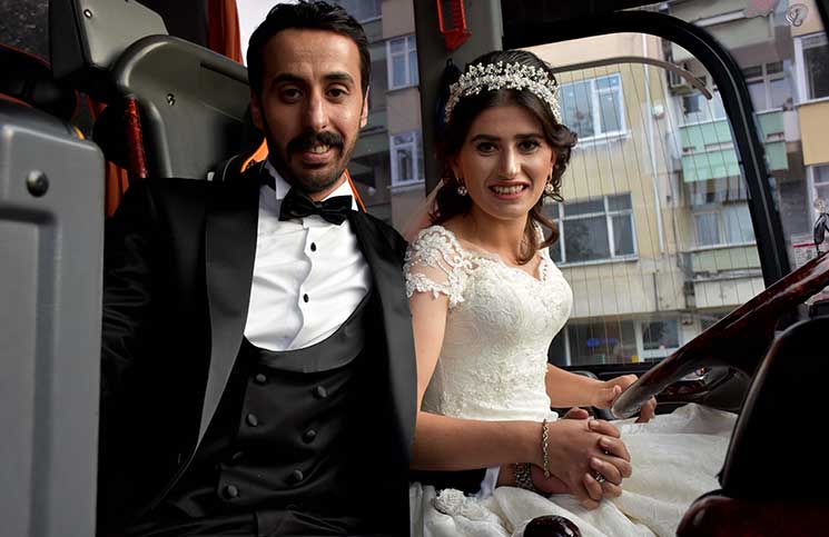 في وداع العزوبية.. عروس تركية تقود