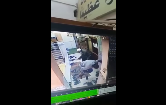بالفيديو.. شاب يسرق حذاء من مسجد