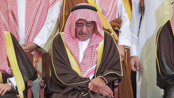 صورة مؤثرة.. الأمير مقرن في عزاء