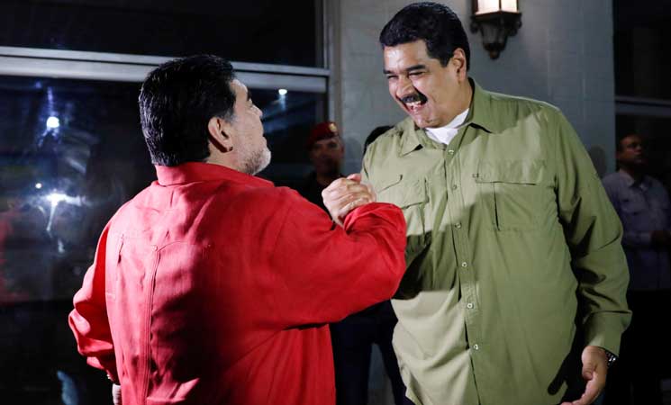 مارادونا سيلعب كرة القدم مع الرئيس