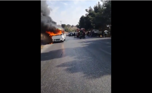 حريق باص عمومي في جرش (فيديو)