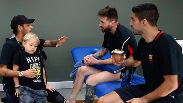 نيمار يفاجئ ميسي وسواريز: هل تقبلان