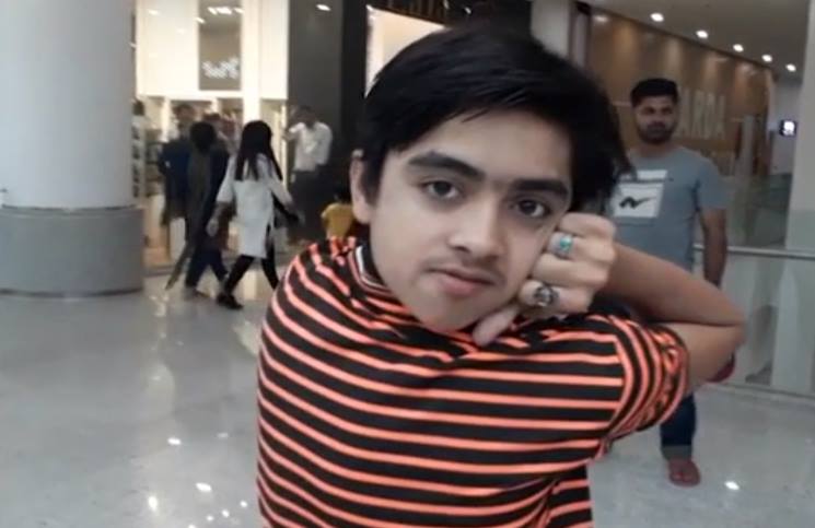 فتى باكستاني “خارق ” يدير رأسه