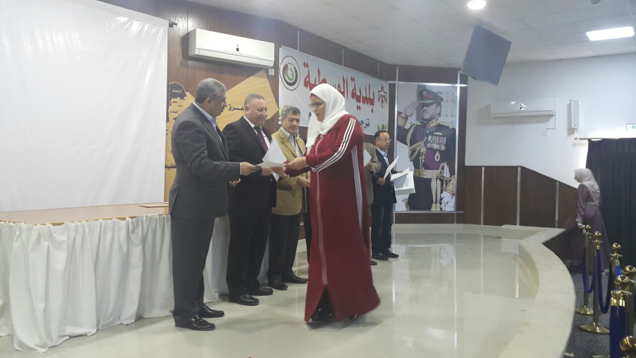 الغزاوي يرعى تخريج دورتي الخياطة والتجميل