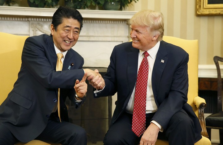 سقوط مثير لرئيس الوزراء الياباني خلف