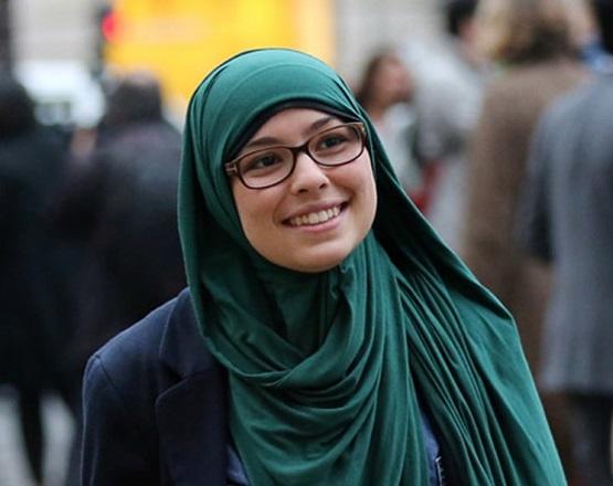 معلمة أميركية تنزع حجاب طالبة وتصوّرها