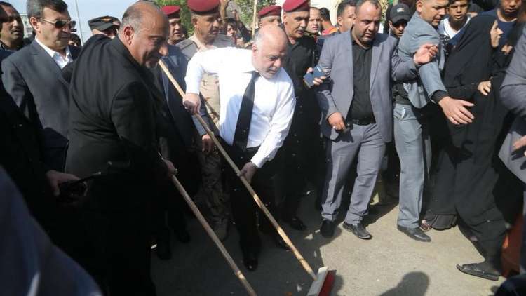 بالصور.. العبادي ينظف كربلاء