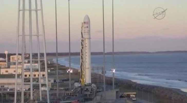 طائرة صغيرة تعرقل إطلاق صاروخ لمحطة