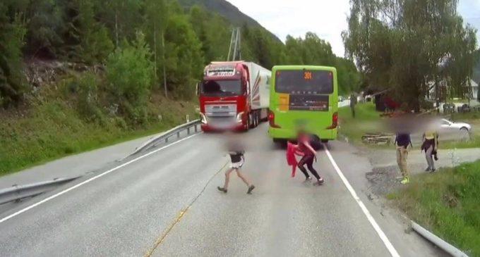 سائق شاحنة يتفادى مأساة بأعجوبة (فيديو)