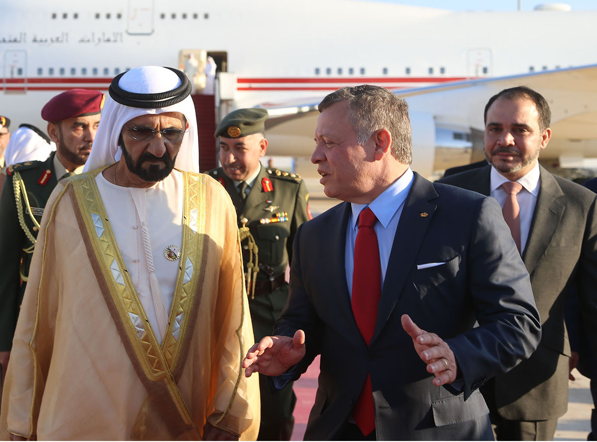 الملقي يسلم محمد بن راشد رسالة