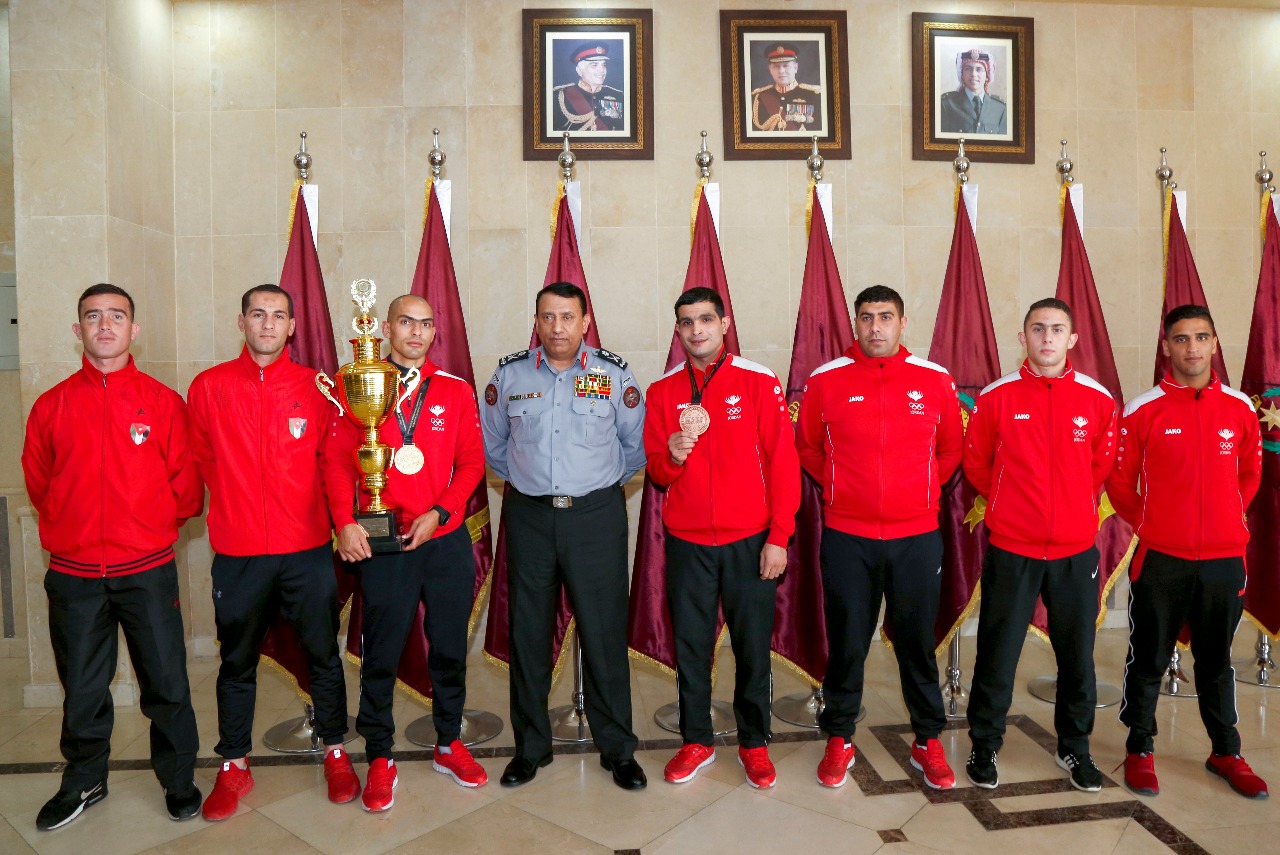 الحواتمة يكرم بطل العالم في الكيك