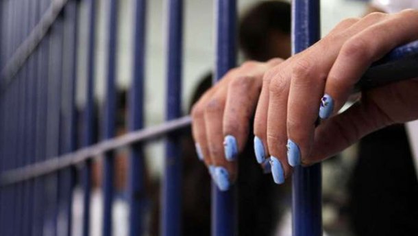 سيدتان تسلبان رجلا تحت تهديد السلاح