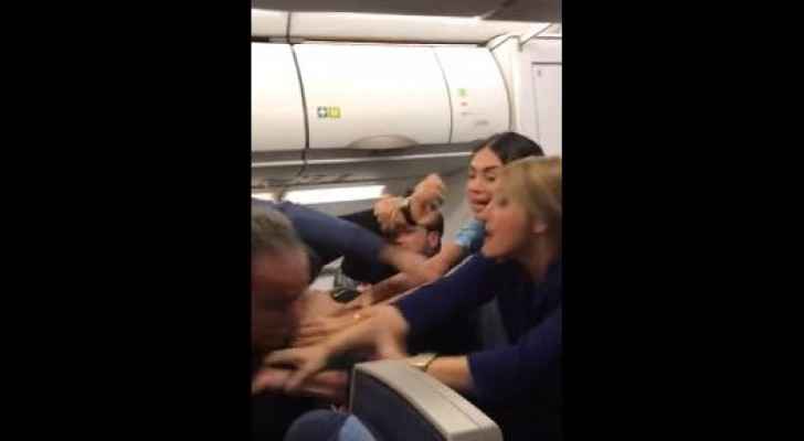 بالفيديو.. عراك بين ركاب يتسبب بهبوط