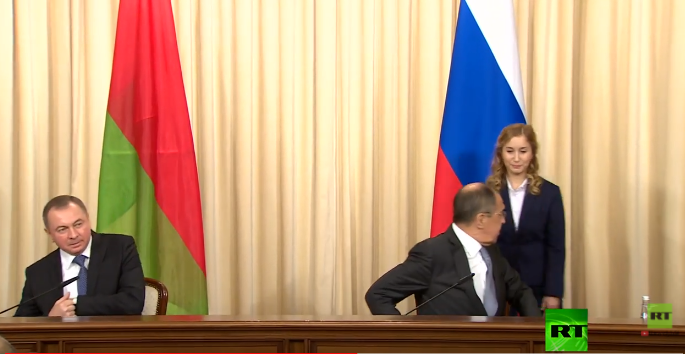 لافروف يغازل موظفة البروتوكول: أنا من