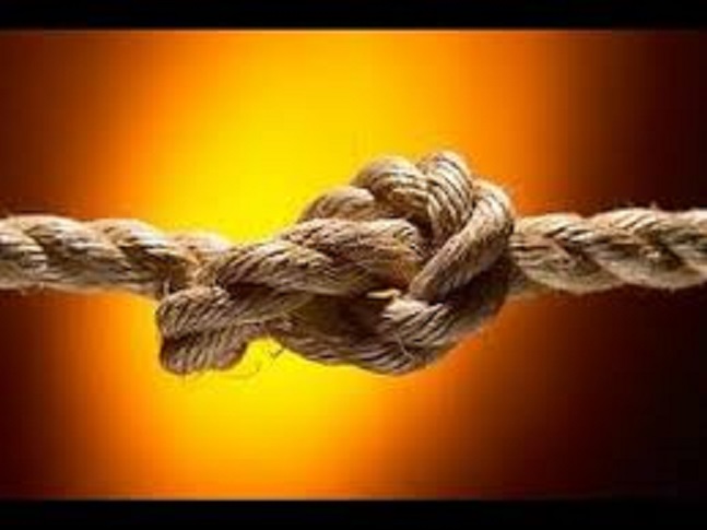 وفاة طفلة اختنقت بحبل ’مطاطي‘ في