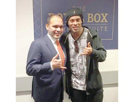 رونالدينيو رفقة الأمير علي