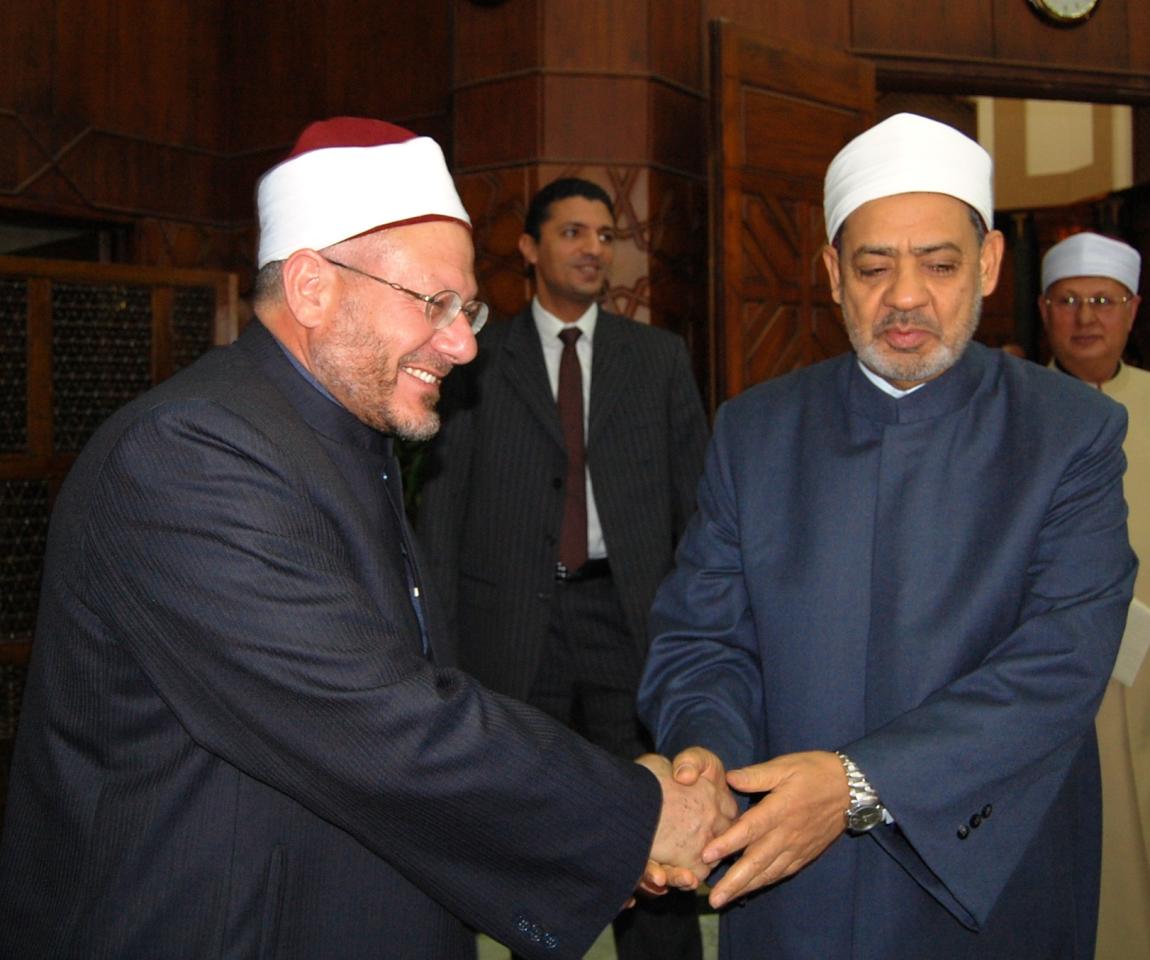 الإطاحة بشيوخ الفضائيات.. قرار رسمي بمنع