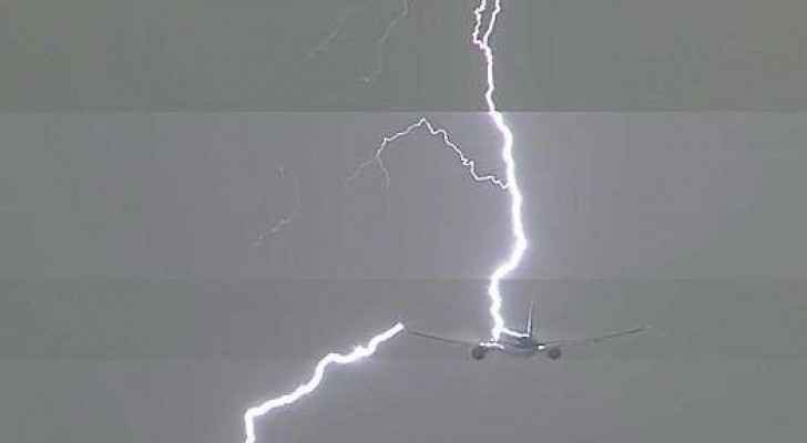 طائرة هولندية تنجو بأعجوبة من صاعقة