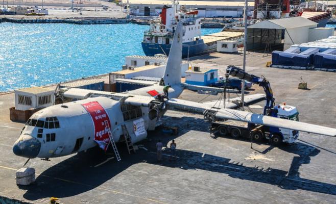 شاهد لحظة اغراق الطائرة في خليج