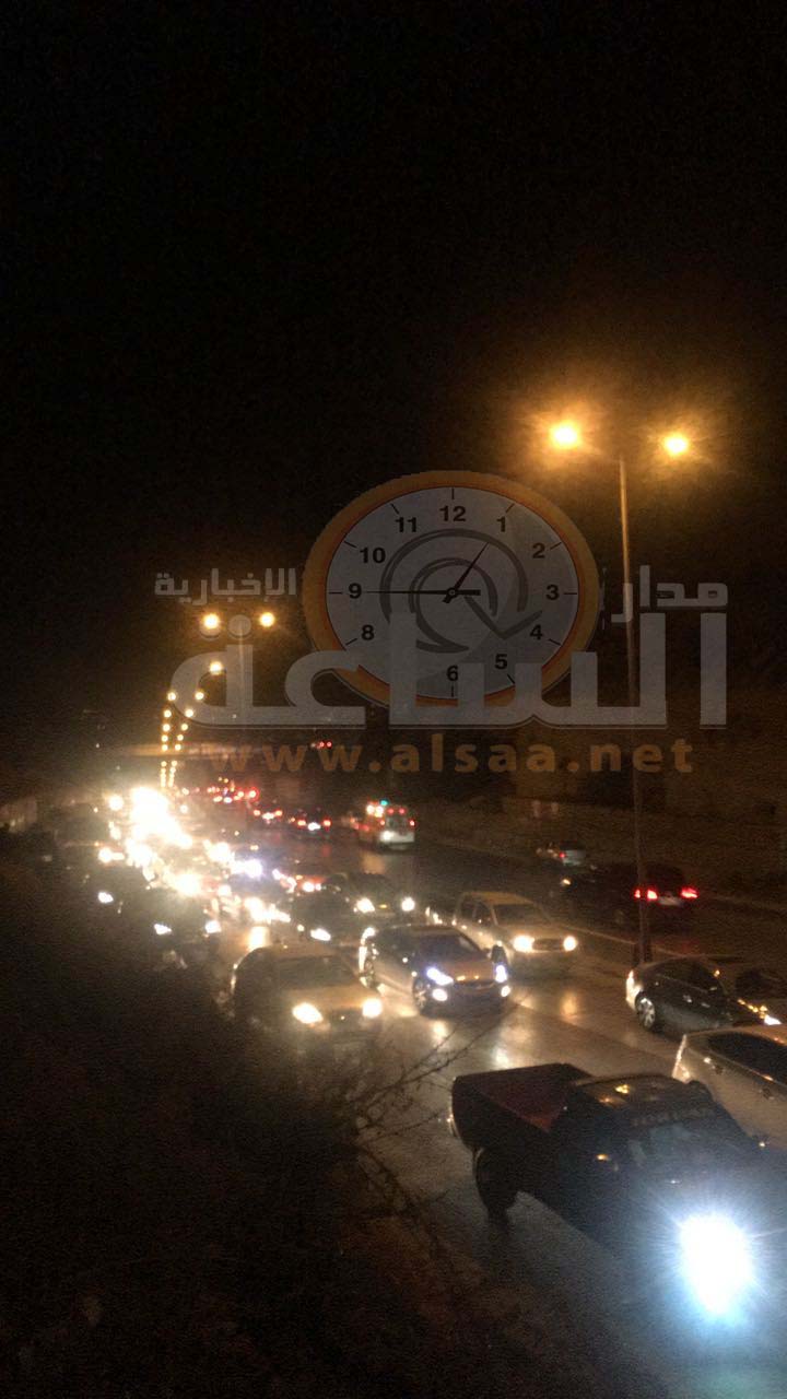 حريق سيارة يعوق موكب رئيس الوزراء..