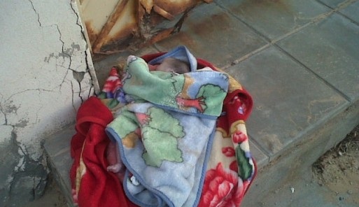 العثور على لقيط حديث الولادة ملقيا